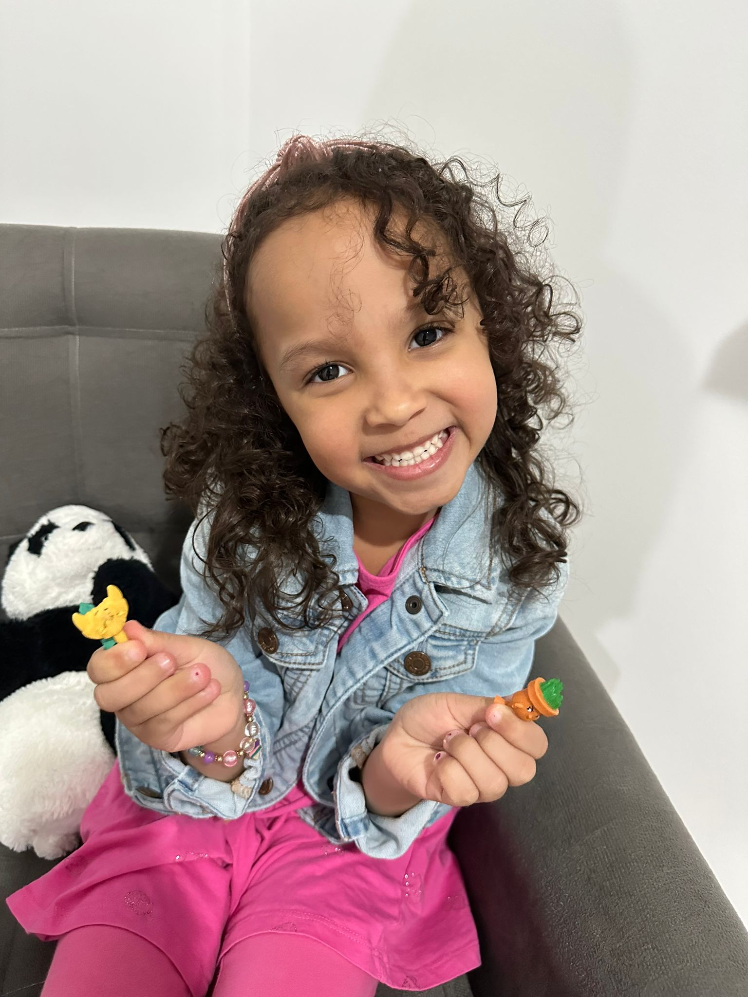 Criança feliz após tratamento dentário